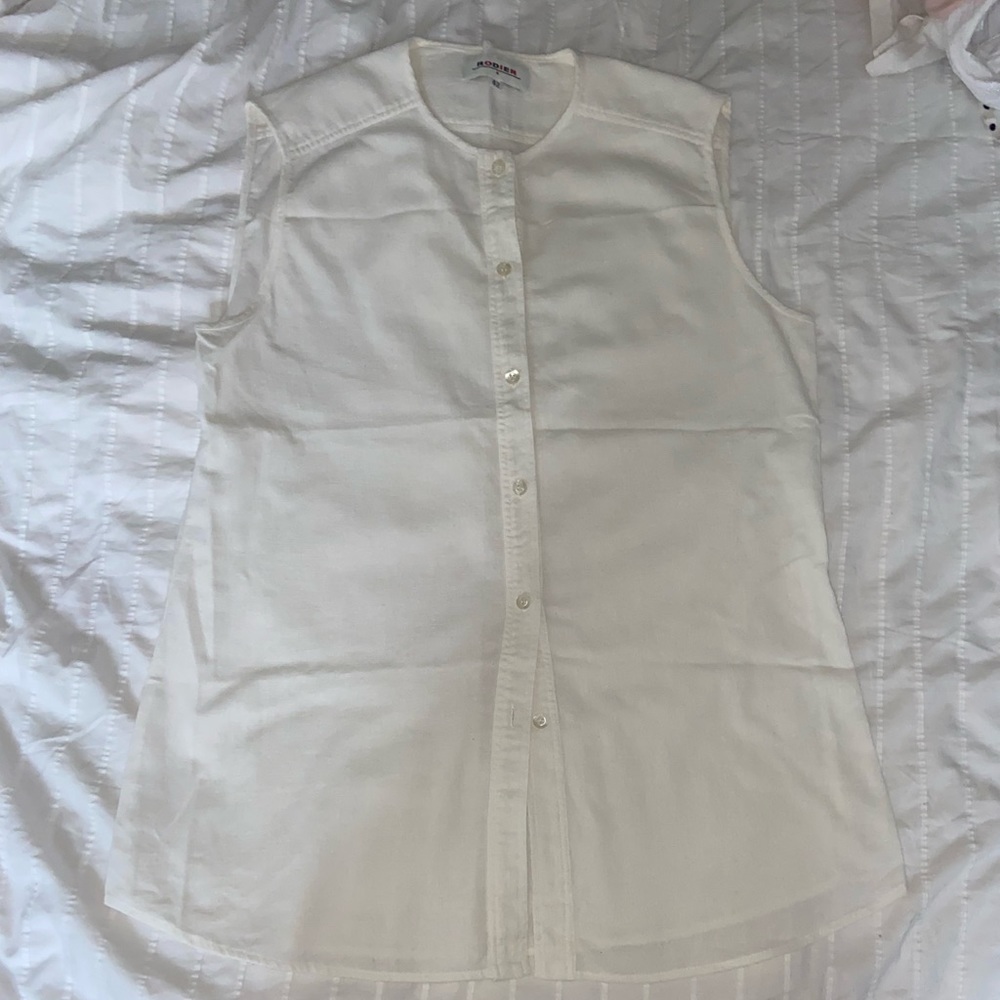 White sleeveless blouse